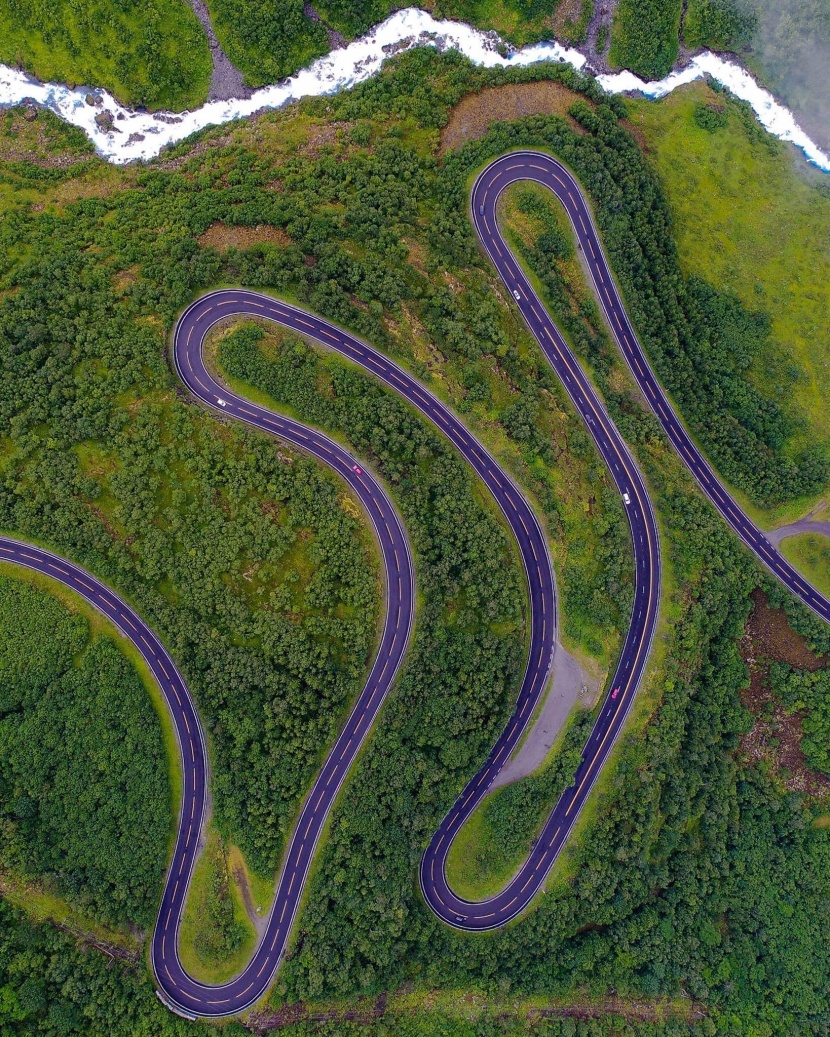 彎曲盤旋的山路圖片