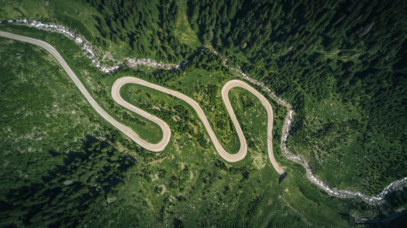 彎曲盤旋的山路圖片