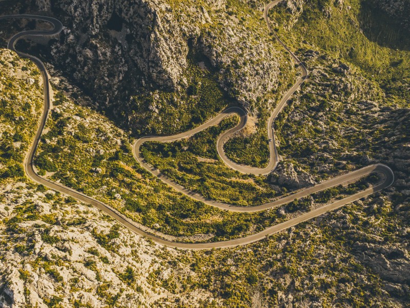 彎曲盤旋的山路圖片