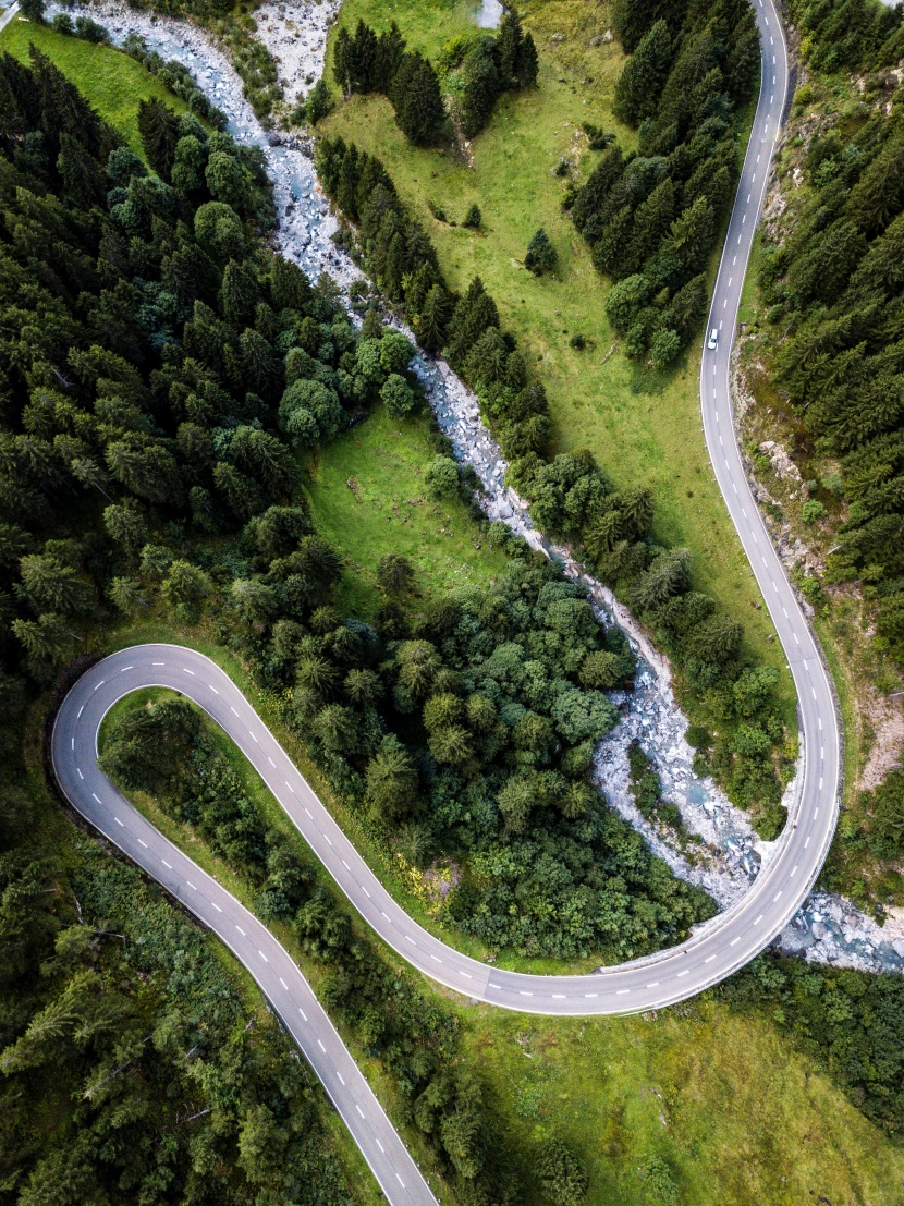 彎曲盤旋的山路圖片