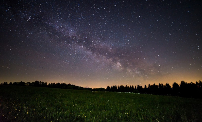 夜晚閃耀的星空圖片