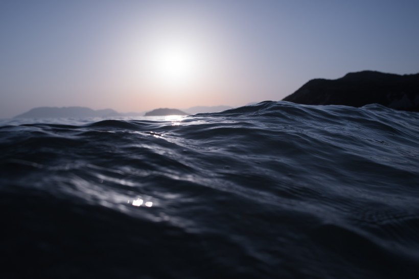 微波蕩漾的海面圖片