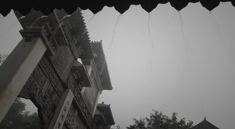 下雨天的雨滴圖片