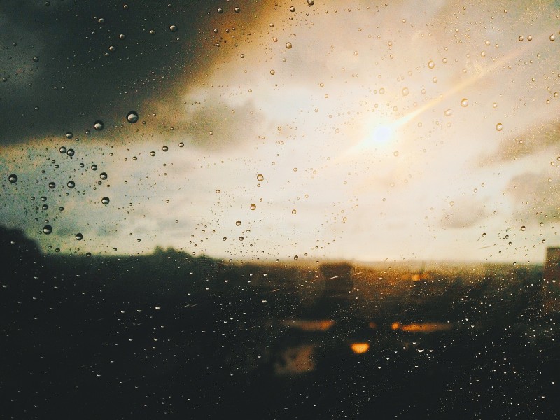 下雨天的雨滴圖片