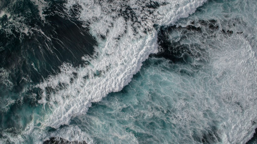 洶湧的浪花圖片