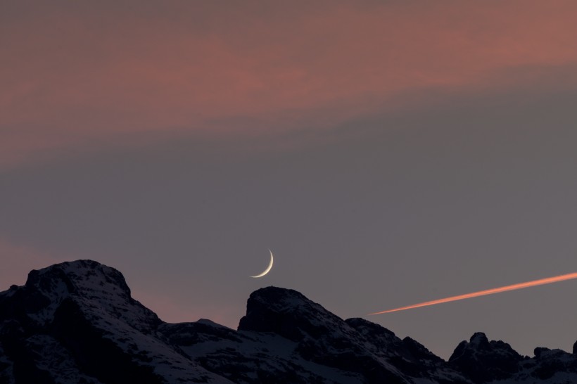 夜晚彎彎的月亮圖片