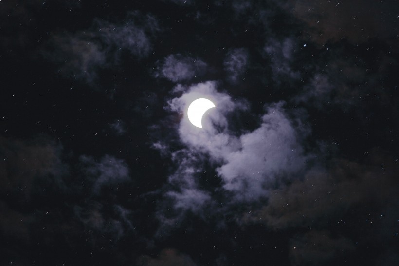 夜晚彎彎的月亮圖片