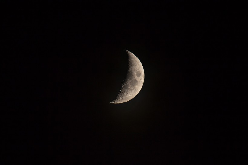 夜晚彎彎的月亮圖片