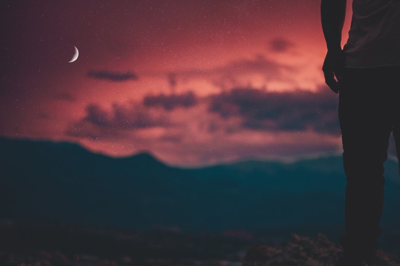 夜空中唯美的月亮圖片