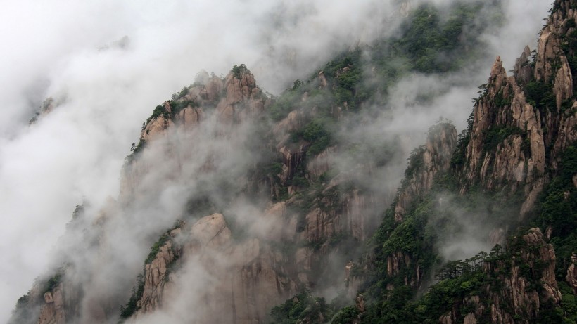 壯觀的山峰圖片