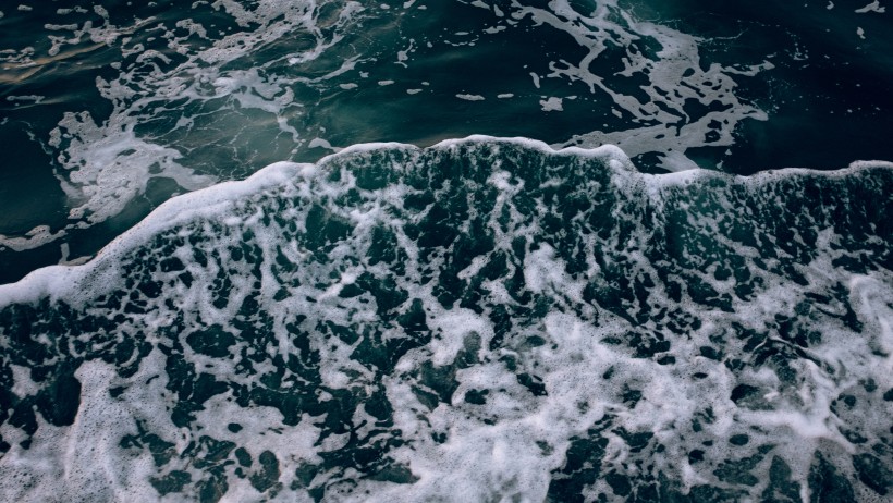 波濤洶湧的海浪圖片