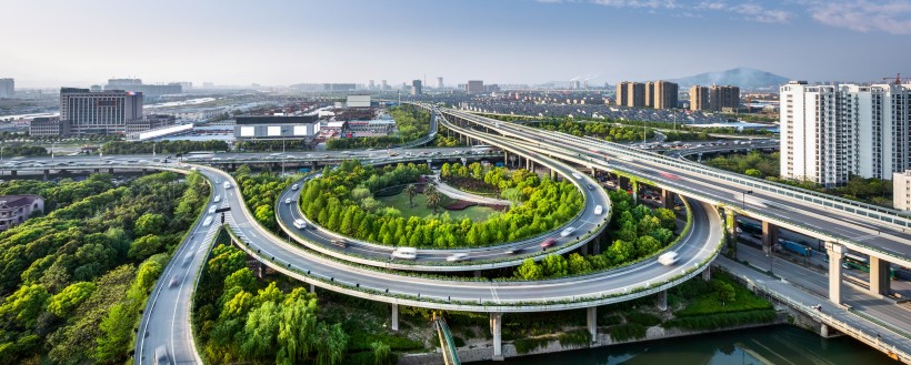 道路兩旁的風景圖片