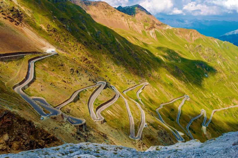 道路兩旁的風景圖片