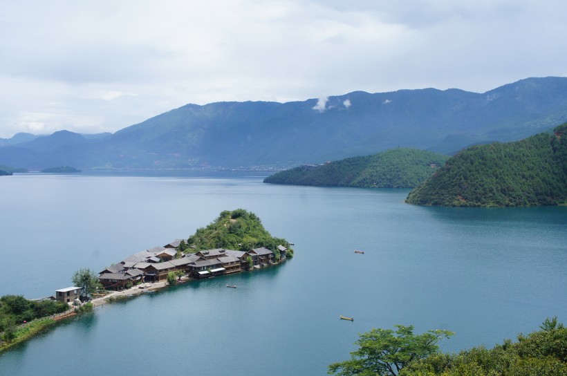 神秘的海中島嶼圖片