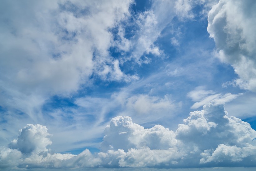 高空中的雲層圖片