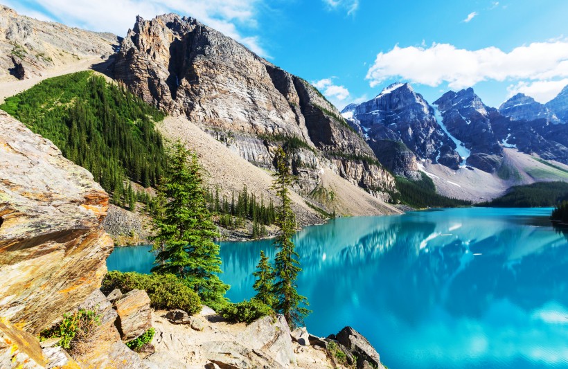 高山湖泊風景圖片