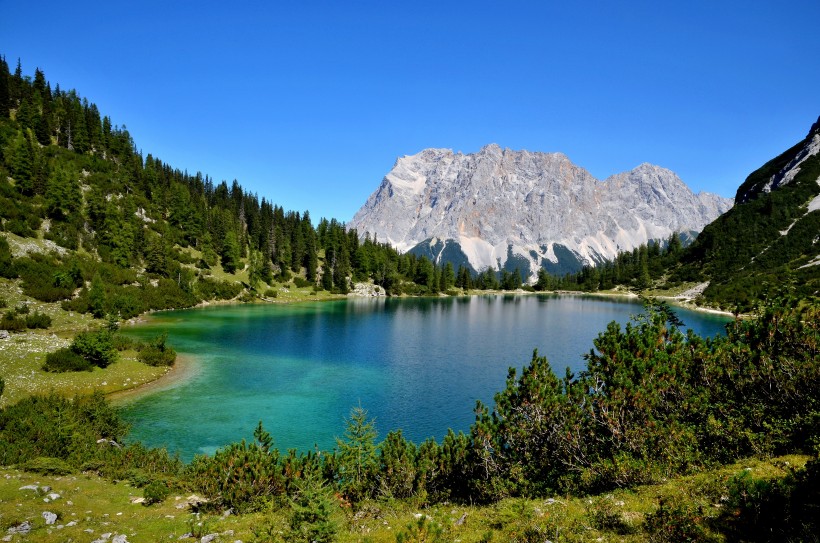 高山湖泊風景圖片