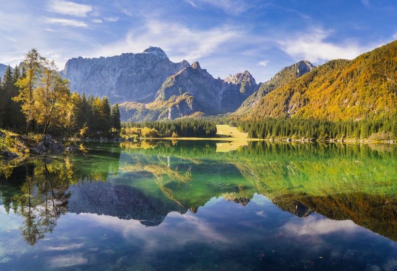 高山湖泊風景圖片