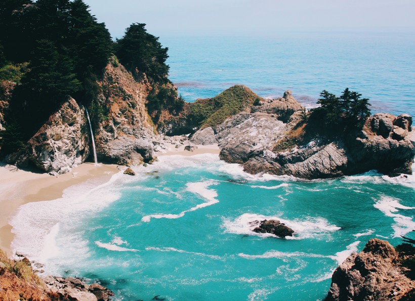 海岸邊的風景圖片