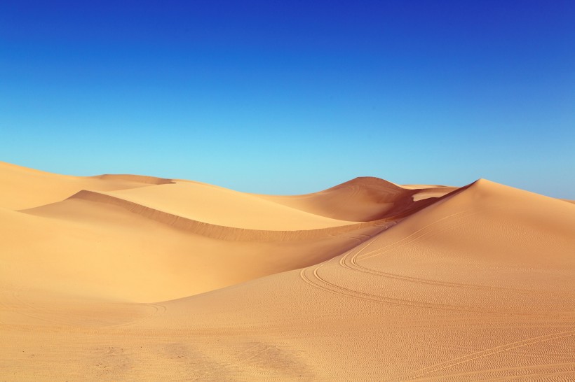 遼闊無邊的沙漠圖片