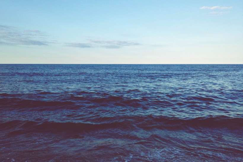 平靜的海面圖片