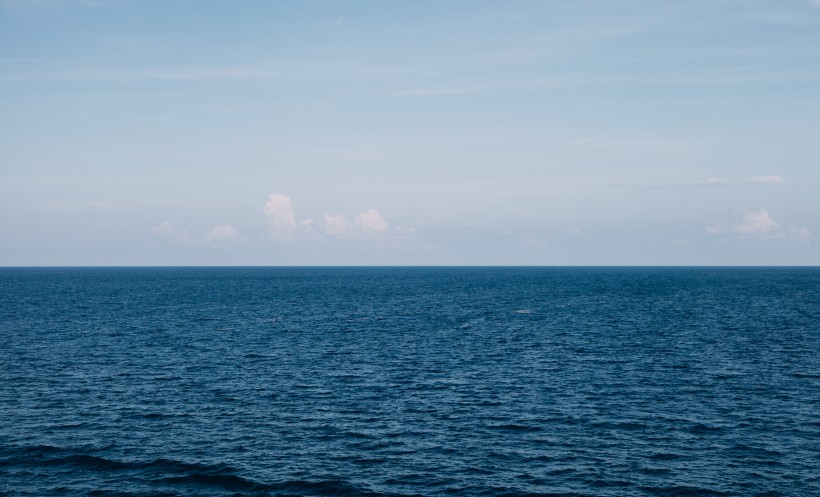 平靜的海面圖片