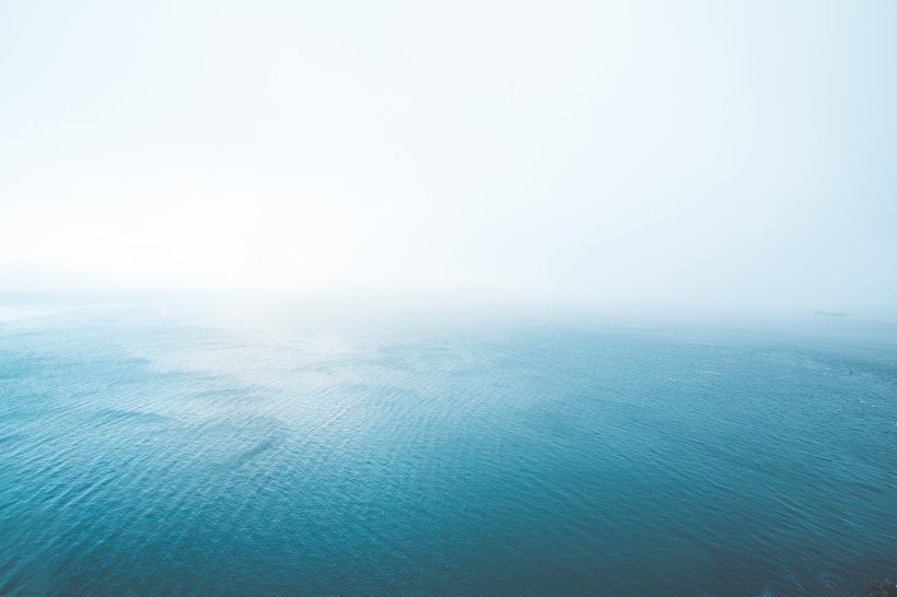 霧氣朦胧的海面圖片