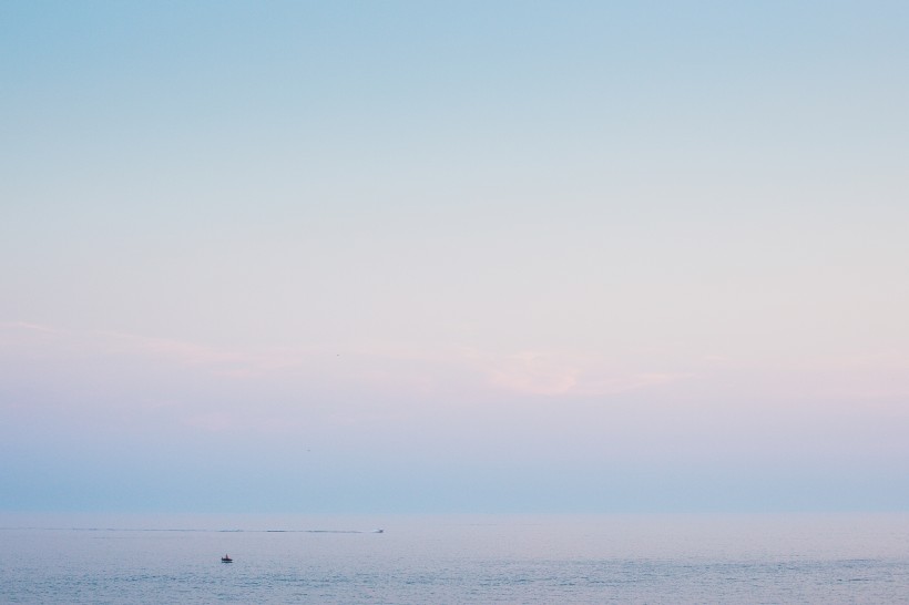 霧氣朦胧的海面圖片