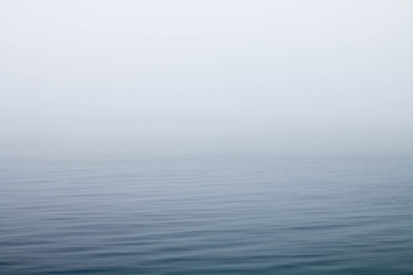 霧氣朦胧的海面圖片