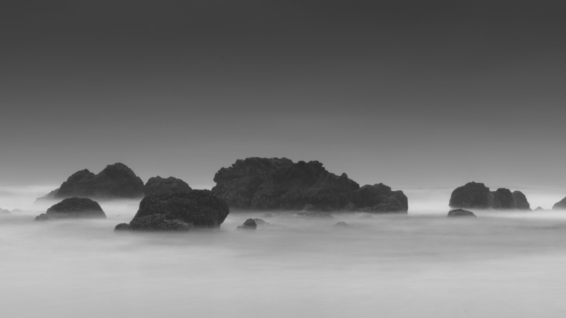 霧氣朦胧的海面圖片