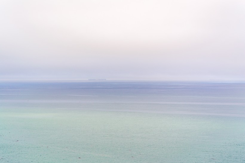 霧氣朦胧的海面圖片