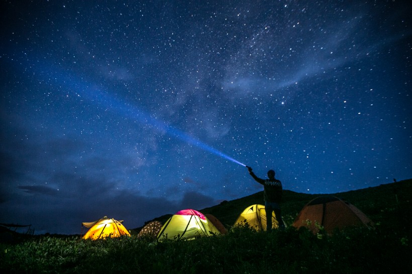 璀璨的星空夜景圖片