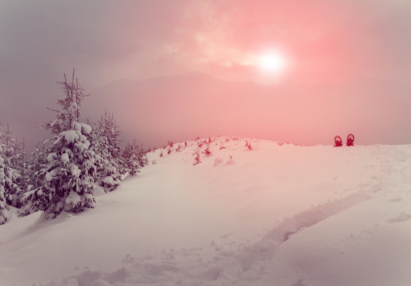 雪山上的夕陽景觀圖片