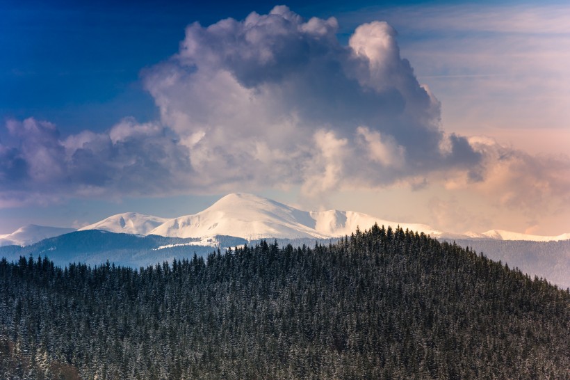 雪山上的夕陽景觀圖片