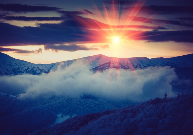 雪山上的夕陽景觀圖片