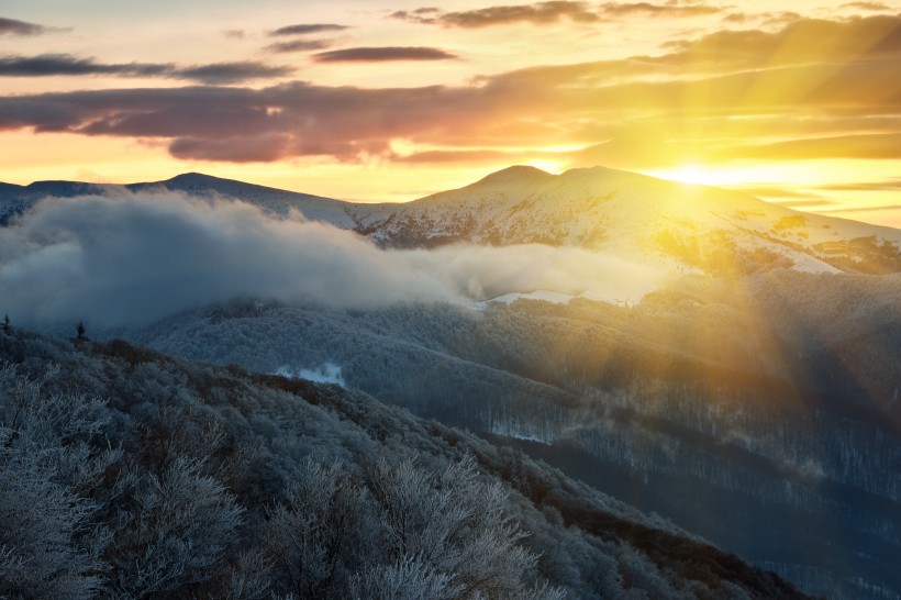 雪山上的夕陽景觀圖片