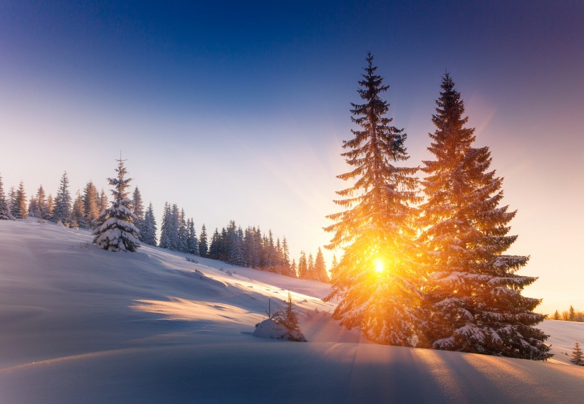 雪山上的夕陽景觀圖片