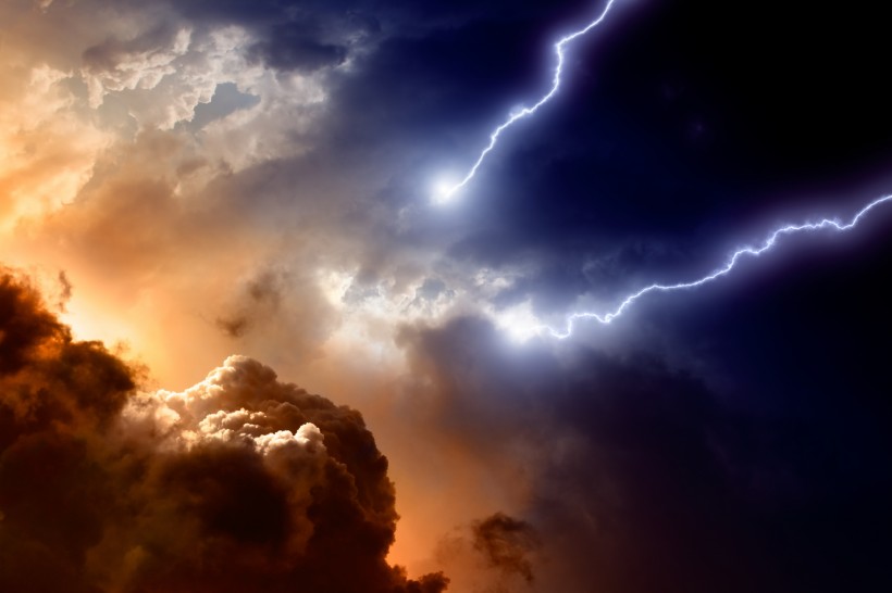 雲層下的閃電風景圖片