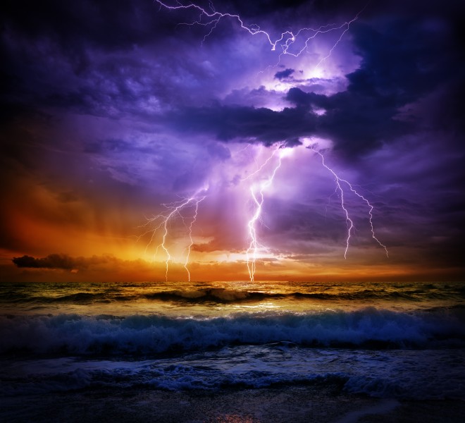 雲層下的閃電風景圖片