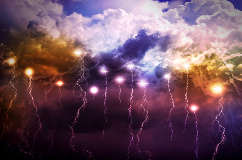 雲層下的閃電風景圖片