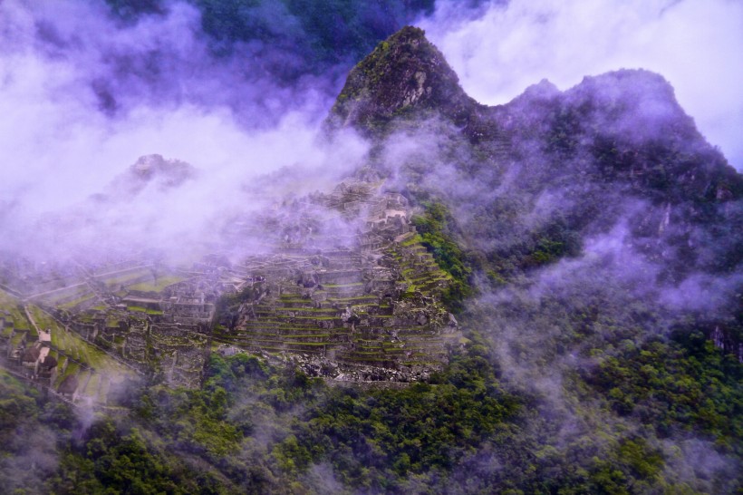 雲霧缭繞的山峰圖片