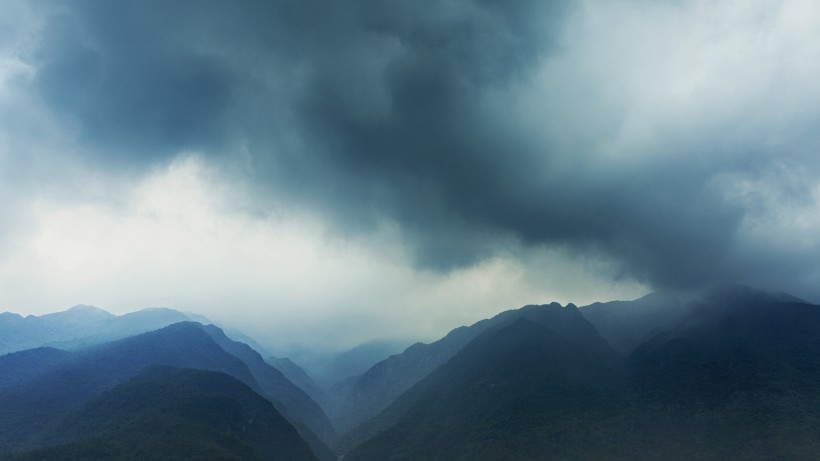 雲霧缭繞的山峰圖片