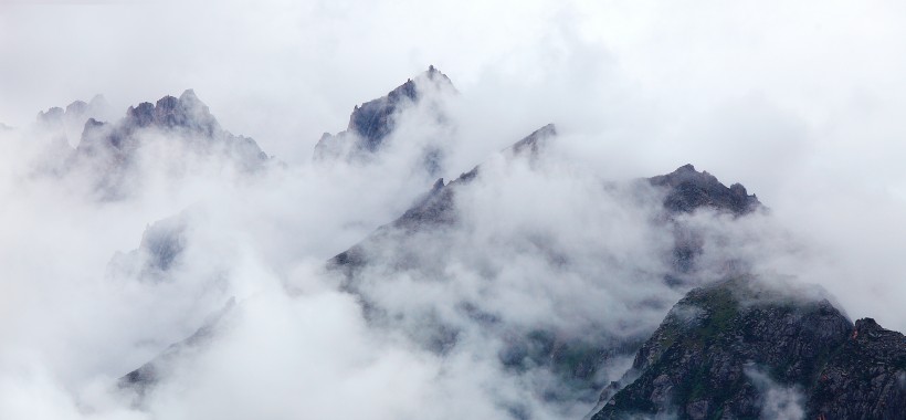 雲霧缭繞的山峰圖片