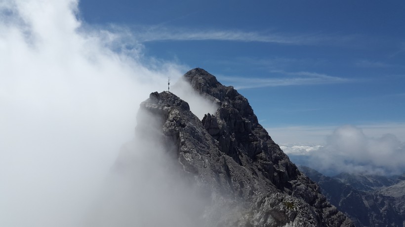 雲霧缭繞的山峰圖片