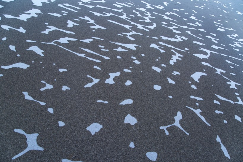 沙灘上的波浪水流痕迹圖片
