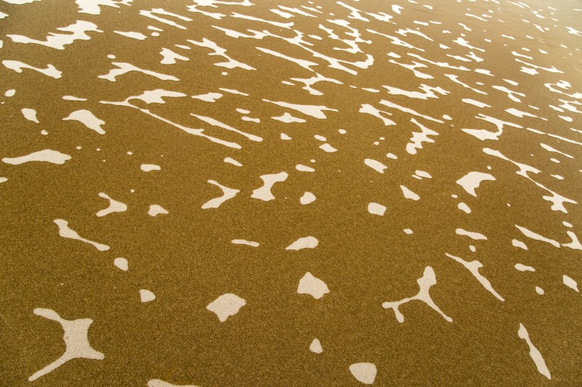 沙灘上的波浪水流痕迹圖片