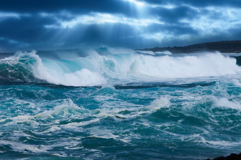 波濤洶湧的大海景色圖片