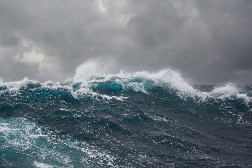 波濤洶湧的大海景色圖片