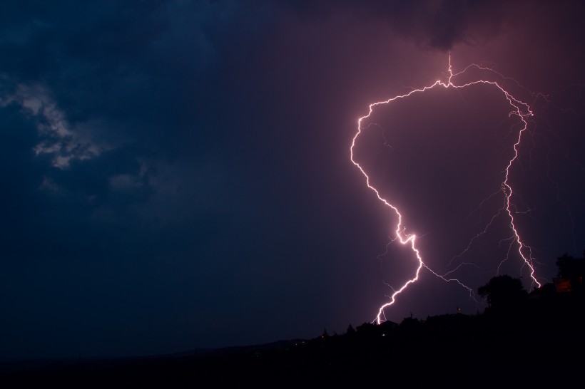 電閃雷鳴的夜空景象圖片