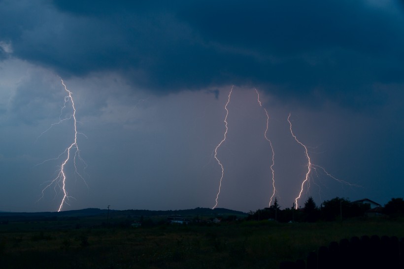 電閃雷鳴的夜空景象圖片